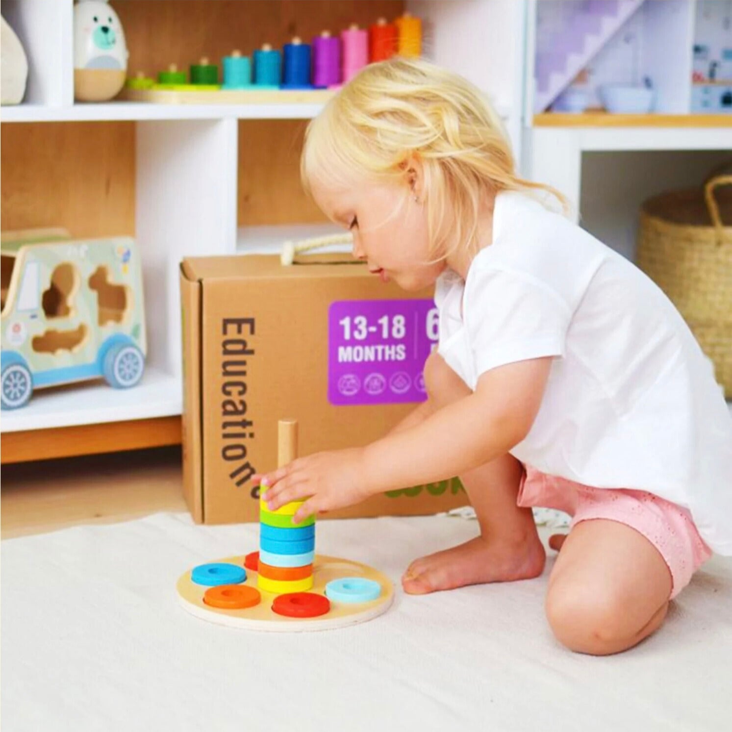 "Fargerikt Montessori lekesett for småbarn, 13–18 måneder. Oppmuntrer finmotorikk og selvstendig lek i læringsøyeblikk."
