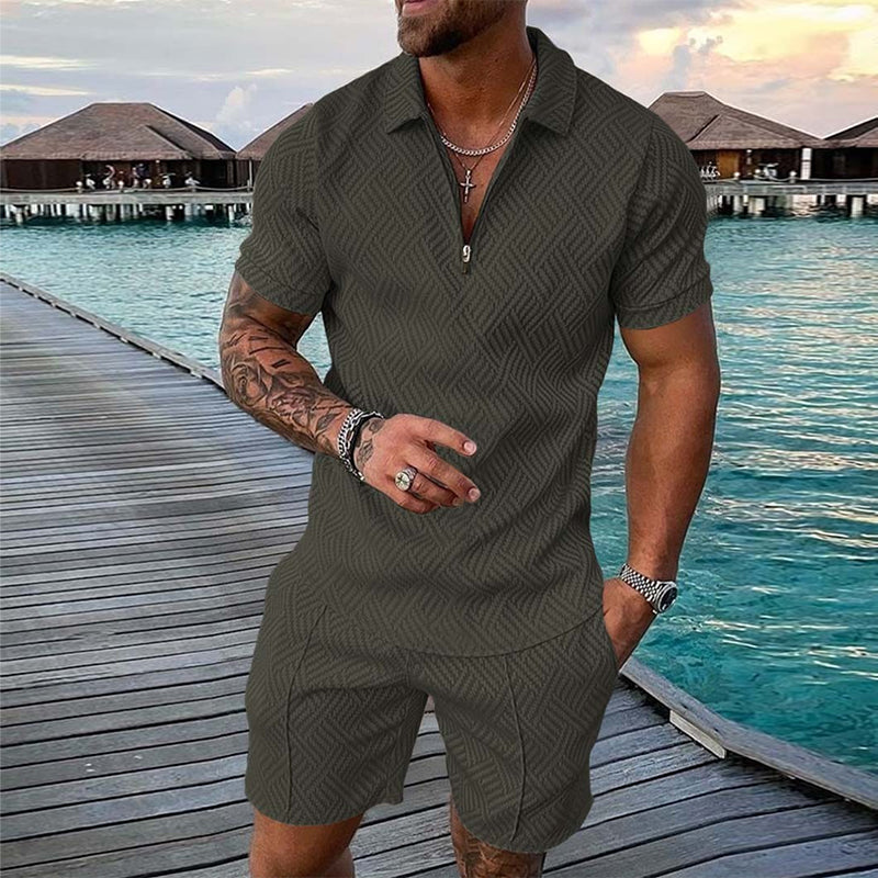 "Fargerikt polo-sett for menn med trykt t-skjorte og matchende shorts, ideelt for sommerlige anledninger"