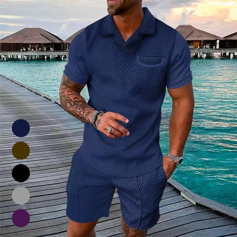 "Fargerikt polo-sett for menn med trykt t-skjorte og matchende shorts, ideelt for sommerlige anledninger"