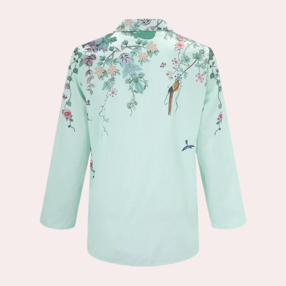 "Feminin Solveiga sommerbluse for kvinner med elegant blomstermønster i grønt, perfekt for enhver anledning."