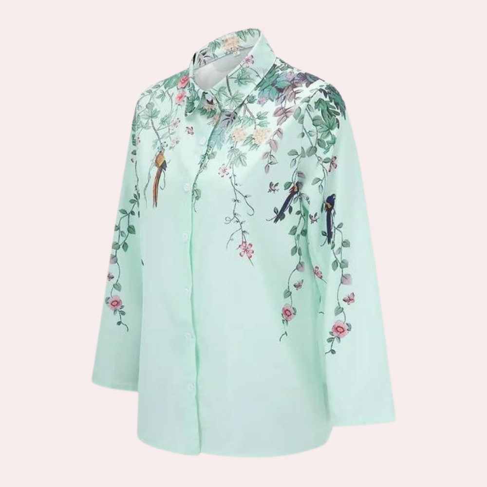 "Feminin Solveiga sommerbluse for kvinner med elegant blomstermønster i grønt, perfekt for enhver anledning."