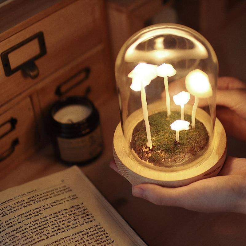 Nærbilde av en DIY sopplampe med mykt lys, fremhever lampens design og kvalitet som håndverk.