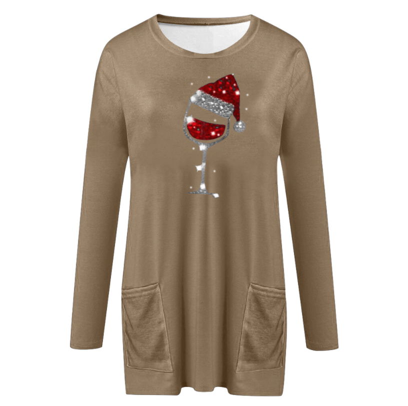 Festlig julegenser for kvinner med vinglass og nisseluedesign, perfekt for uformelle julefeiringer.