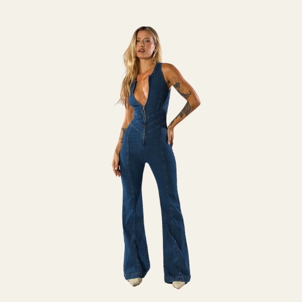 "Figurtilpasset denim jumpsuit frontvisning, elegant og tidløs design med lommer, ideell for både reise og hjemmebruk."