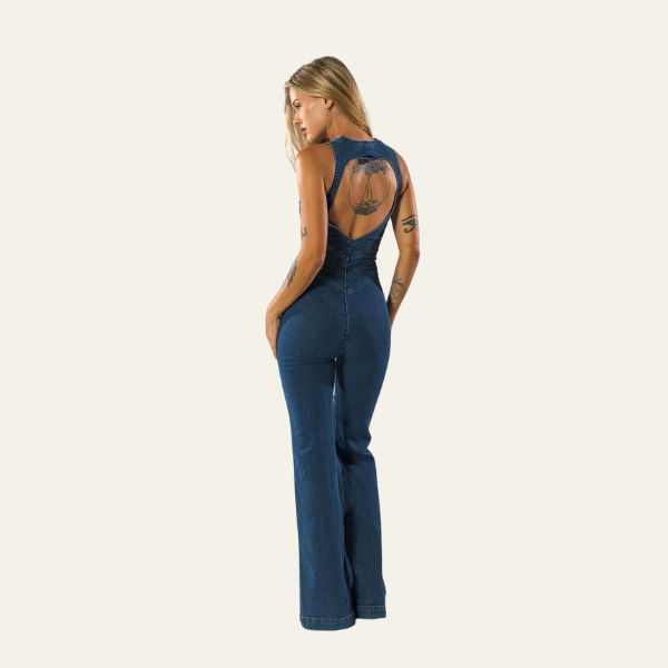 "Figurtilpasset denim jumpsuit frontvisning, elegant og tidløs design med lommer, ideell for både reise og hjemmebruk."