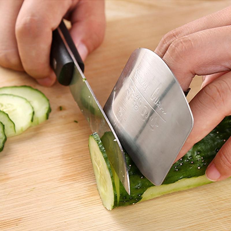 "Fingerbeskytter i rustfritt stål for sikker matlaging, elegant finish, justerbar størrelse, ergonomisk design."