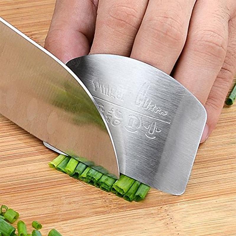 "Fingerbeskytter i rustfritt stål for sikker matlaging, elegant finish, justerbar størrelse, ergonomisk design."
