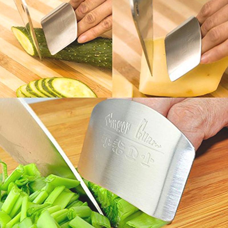 "Fingerbeskytter i rustfritt stål for sikker matlaging, elegant finish, justerbar størrelse, ergonomisk design."