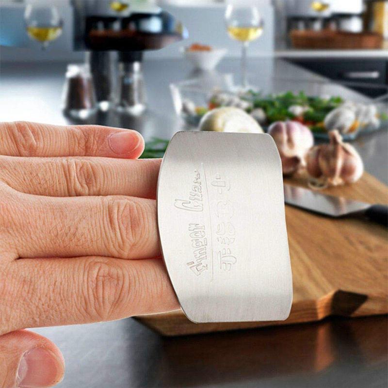 "Fingerbeskytter i rustfritt stål for sikker matlaging, elegant finish, justerbar størrelse, ergonomisk design."