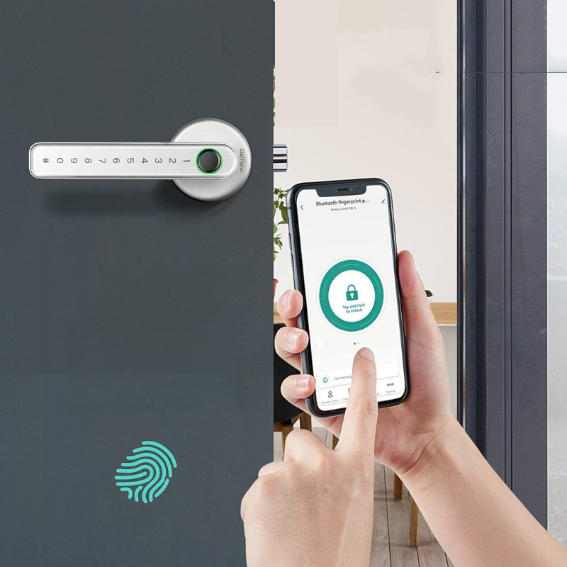 "FingerLocker elektronisk romlås med fingeravtrykk, svart variant, elegant minimalistisk design for moderne hjem."