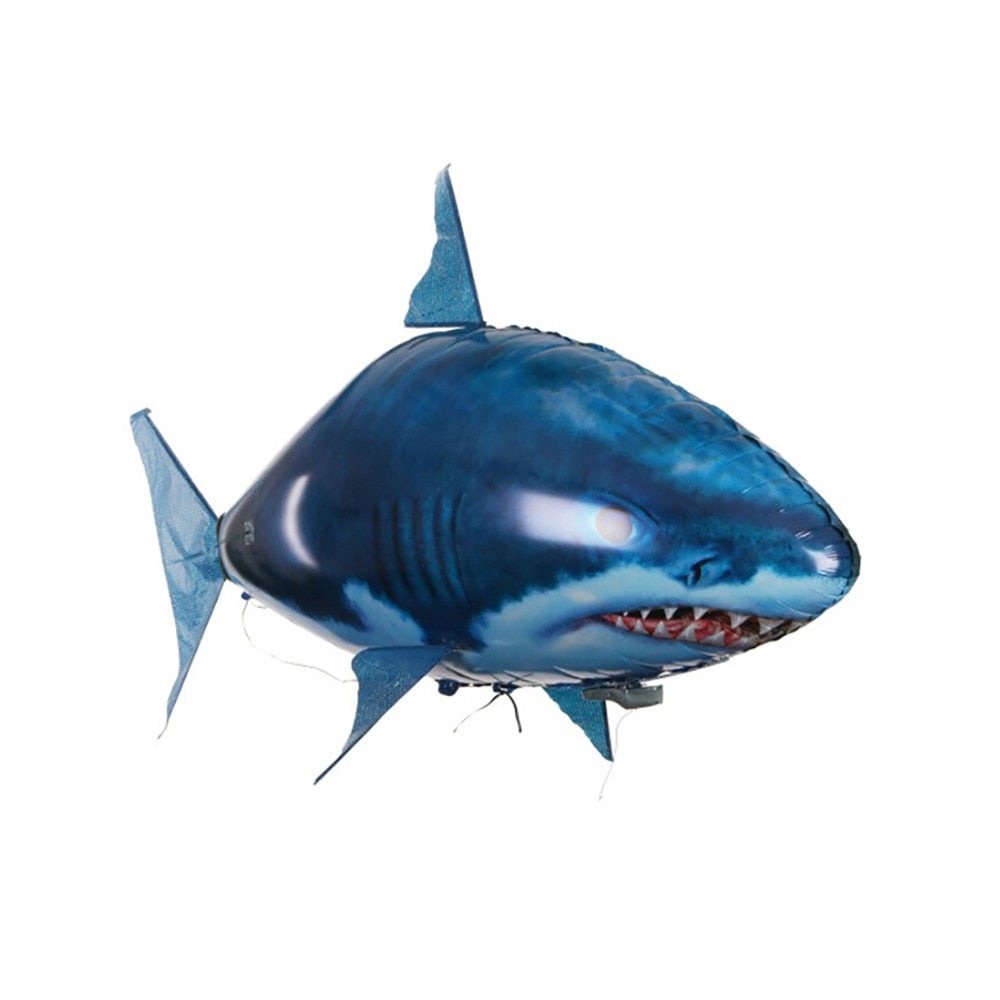 Flyvende hai barneleke i en stue, moro for hele familien