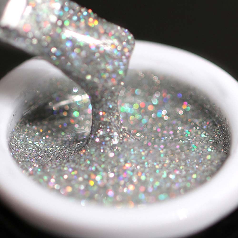 Hånd med glitternagler i refleks gel neglelakk som fanger lyset, gir unik skjønnhet.