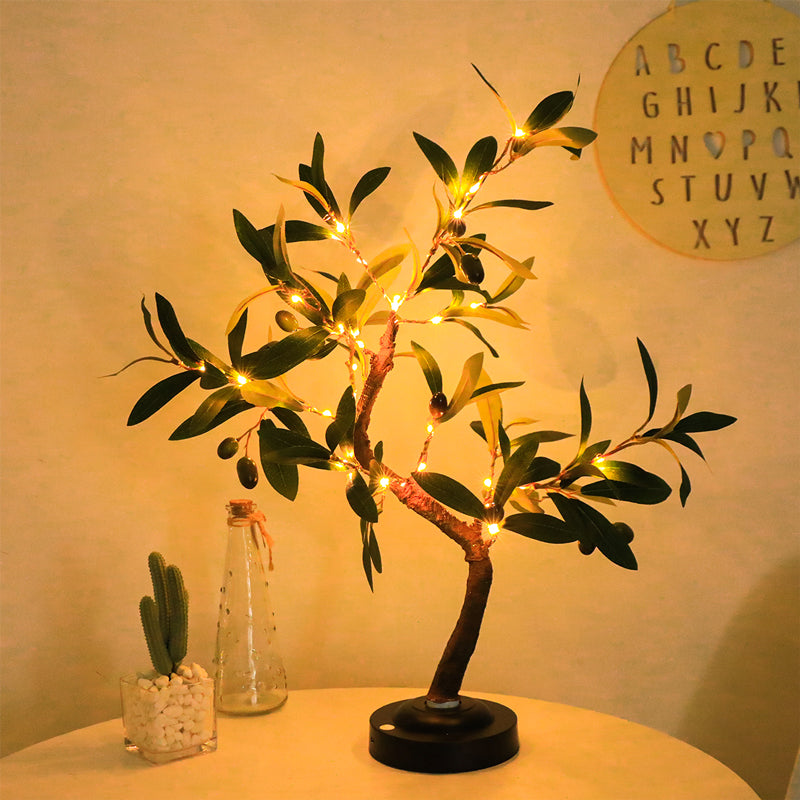 "Fleksibel LED-bordlampe med treformet design, justerbare grener og varmhvitt lys, USB/batteridrevet for allsidighet."