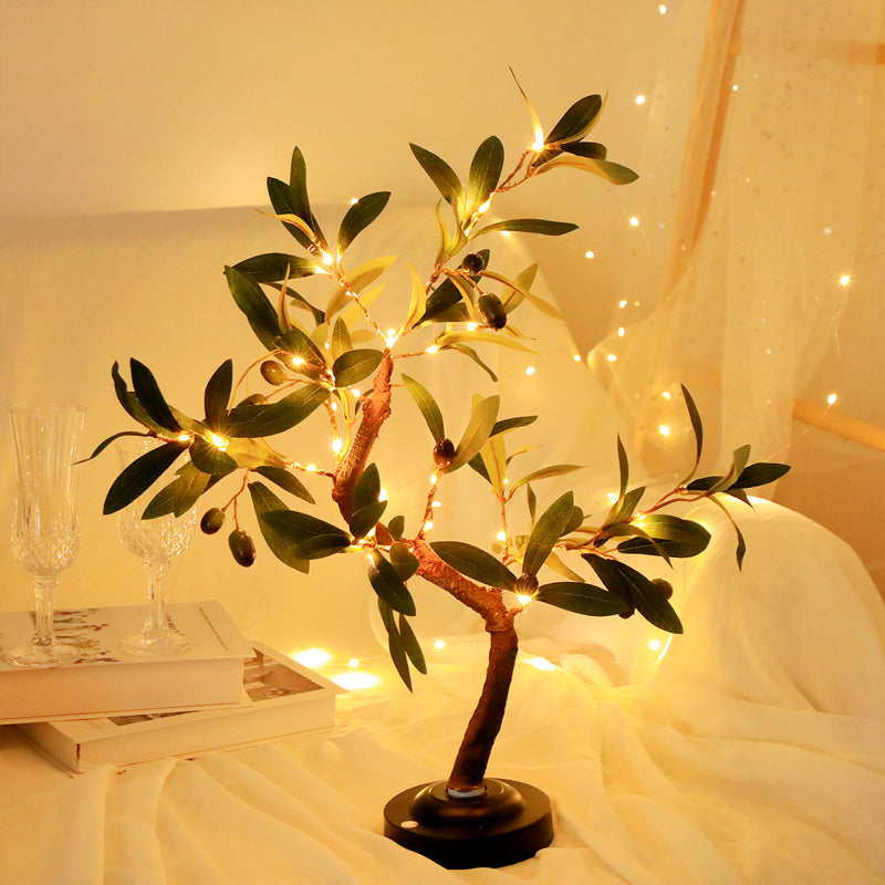 "Fleksibel LED-bordlampe med treformet design, justerbare grener og varmhvitt lys, USB/batteridrevet for allsidighet."