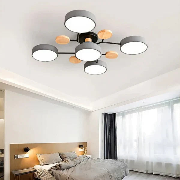 Taklampe med LED-teknologi, justerbare lyspunkter og dimbarhet for perfekt stemningsbelysning.