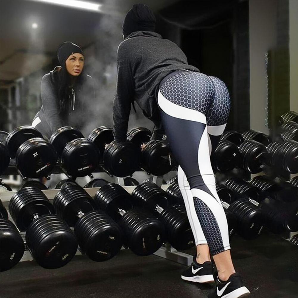 "Fleksible yogabukser med geometrisk trykk, høy midje, og stretchmateriale for optimal komfort og trendy stil."
