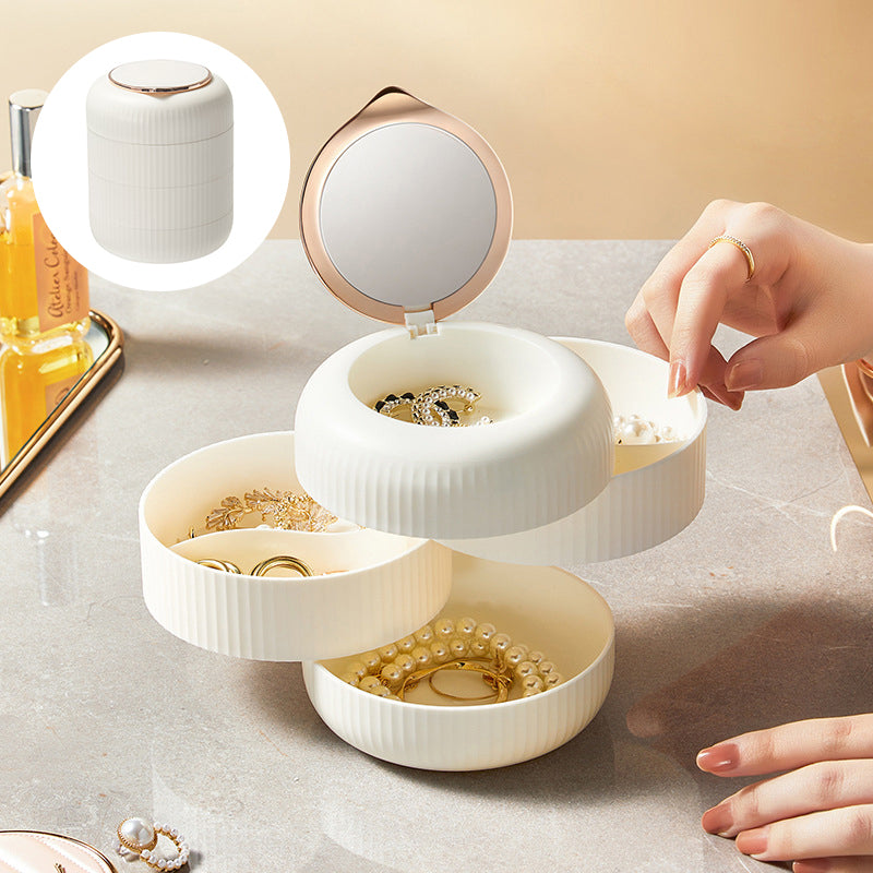 "Flerlags smykkeskrin med 360 graders roterende design, i elegant hvit, for trygg og organisert smykkeoppbevaring."
