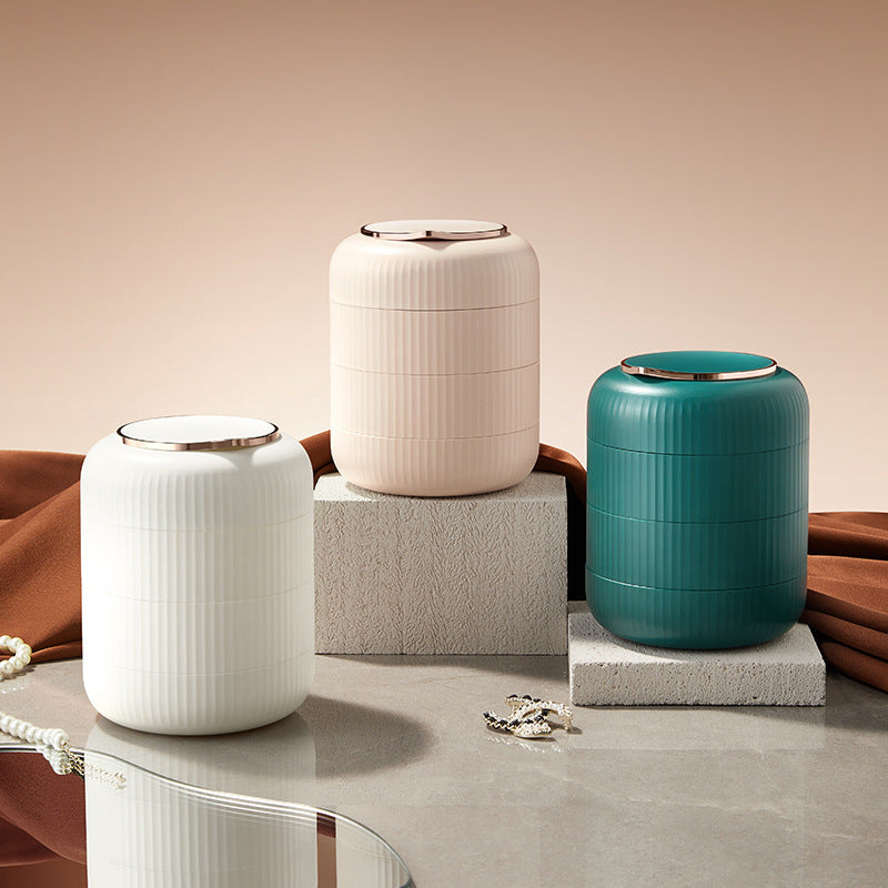 "Flerlags smykkeskrin med 360 graders roterende design, i elegant hvit, for trygg og organisert smykkeoppbevaring."