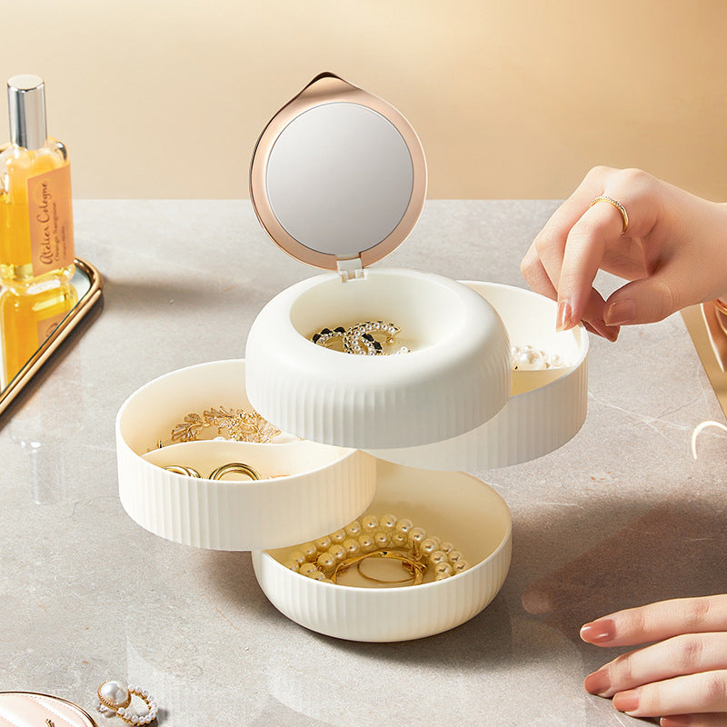 "Flerlags smykkeskrin med 360 graders roterende design, i elegant hvit, for trygg og organisert smykkeoppbevaring."