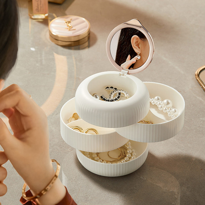 "Flerlags smykkeskrin med 360 graders roterende design, i elegant hvit, for trygg og organisert smykkeoppbevaring."