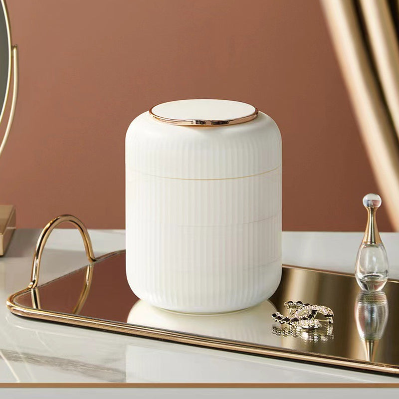 "Flerlags smykkeskrin med 360 graders roterende design, i elegant hvit, for trygg og organisert smykkeoppbevaring."
