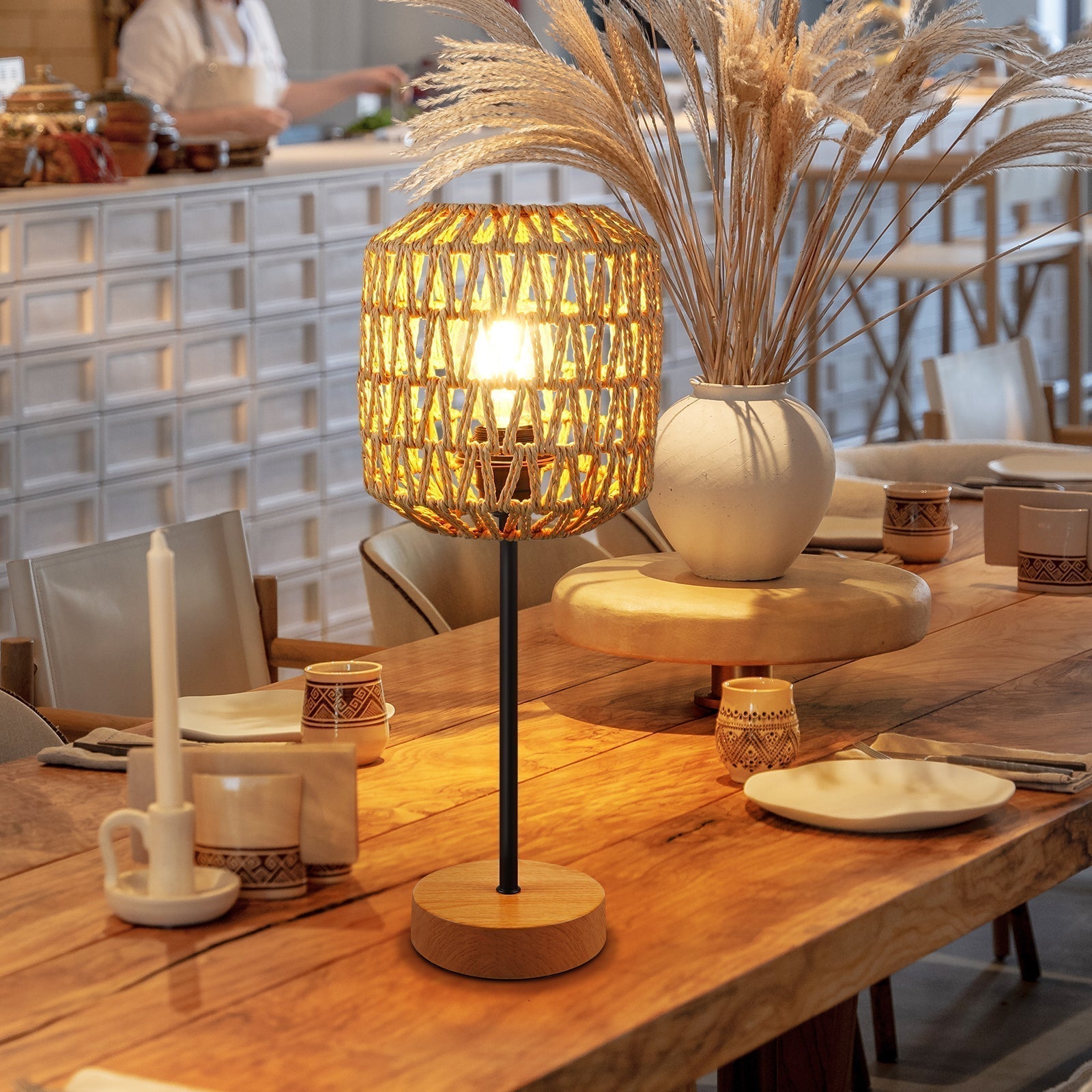 Stilren flettet bordlampe med berøringskontroll og USB-lading. Perfekt for moderne interiør og hjemmebelysning.