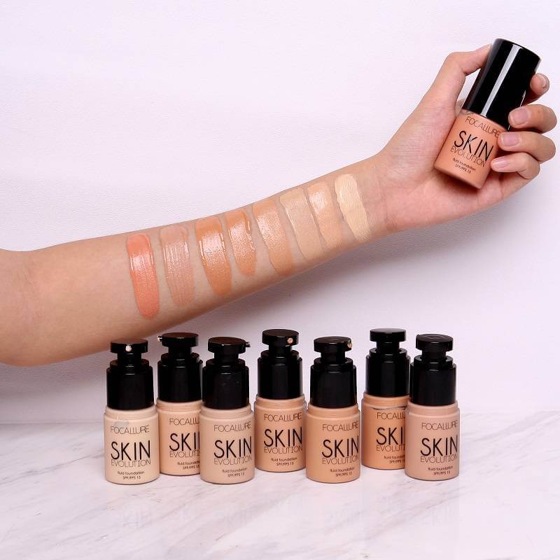 Samling av skjønnhetsprodukter inkludert flytende foundation med solbeskyttelse for komplett makeup-look
