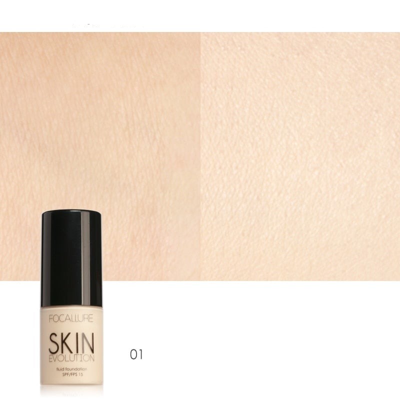 Modell med perfekt hud etter bruk av flytende foundation med solbeskyttelse, naturlig look, kosmetikk
