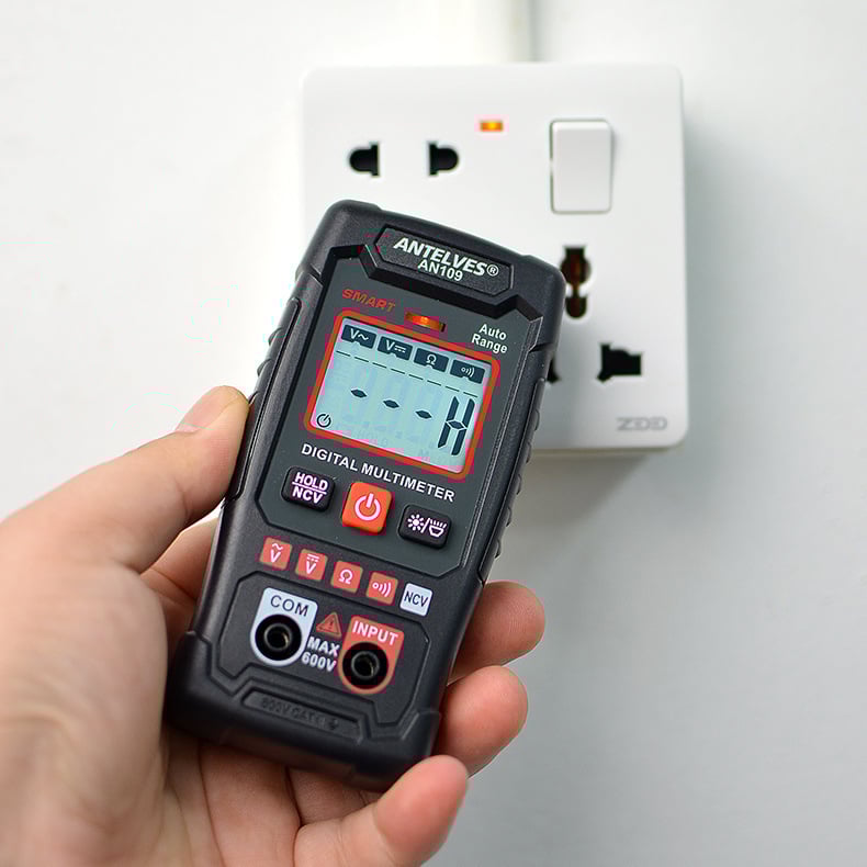 "Forbedret multimeter med EBTN LCD, mørk med klar skjerm, presise målinger, ergonomisk design for enkel bruk."