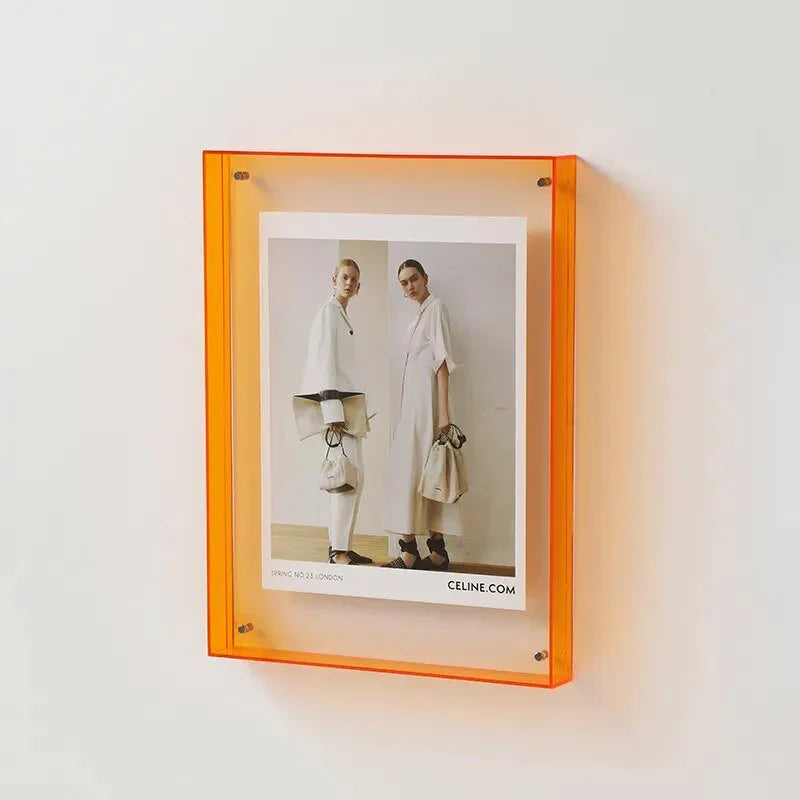 Fotoramme med dyp grønn akrylkant, minimalistisk stil, passer til mange interiører