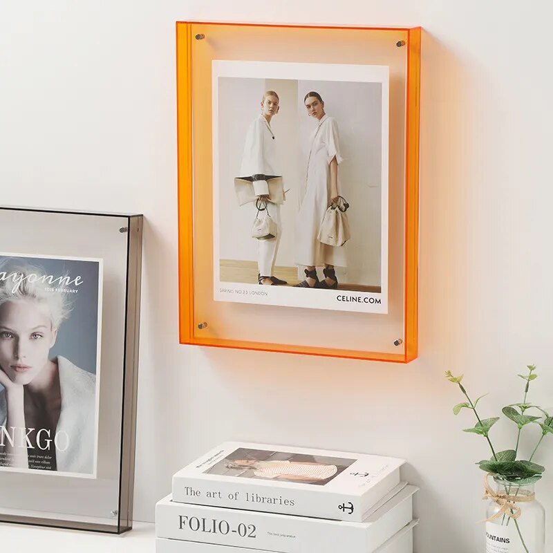 Elegant fotoramme i akryl, svart kant, tidløs og minimalistisk, flott gave, interiør