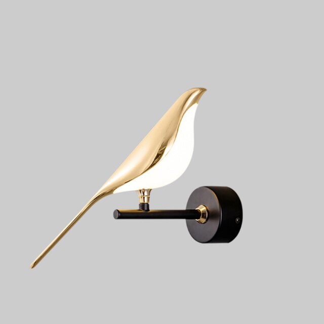 Fugleformet moderne vegglampe i elegant gullfinish med LED-belysning, skaper luksuriøs atmosfære i interiøret.