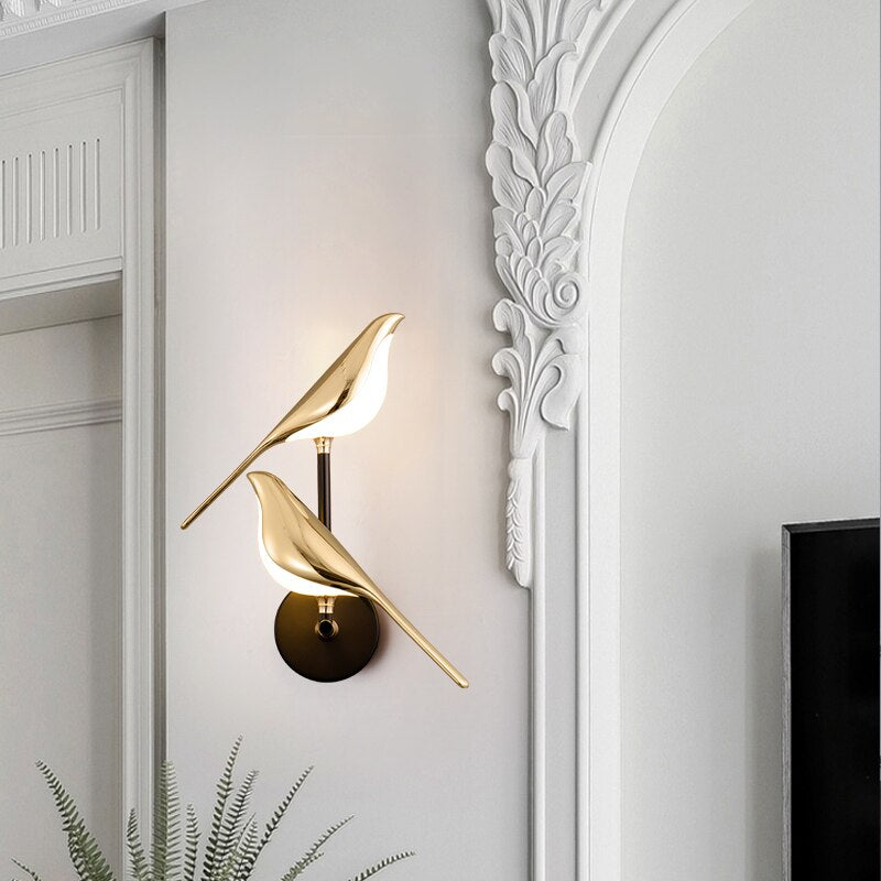Fugleformet moderne vegglampe i elegant gullfinish med LED-belysning, skaper luksuriøs atmosfære i interiøret.