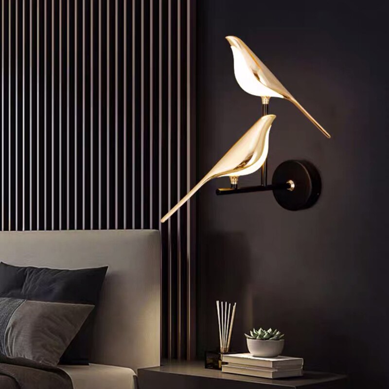 Fugleformet moderne vegglampe i elegant gullfinish med LED-belysning, skaper luksuriøs atmosfære i interiøret.