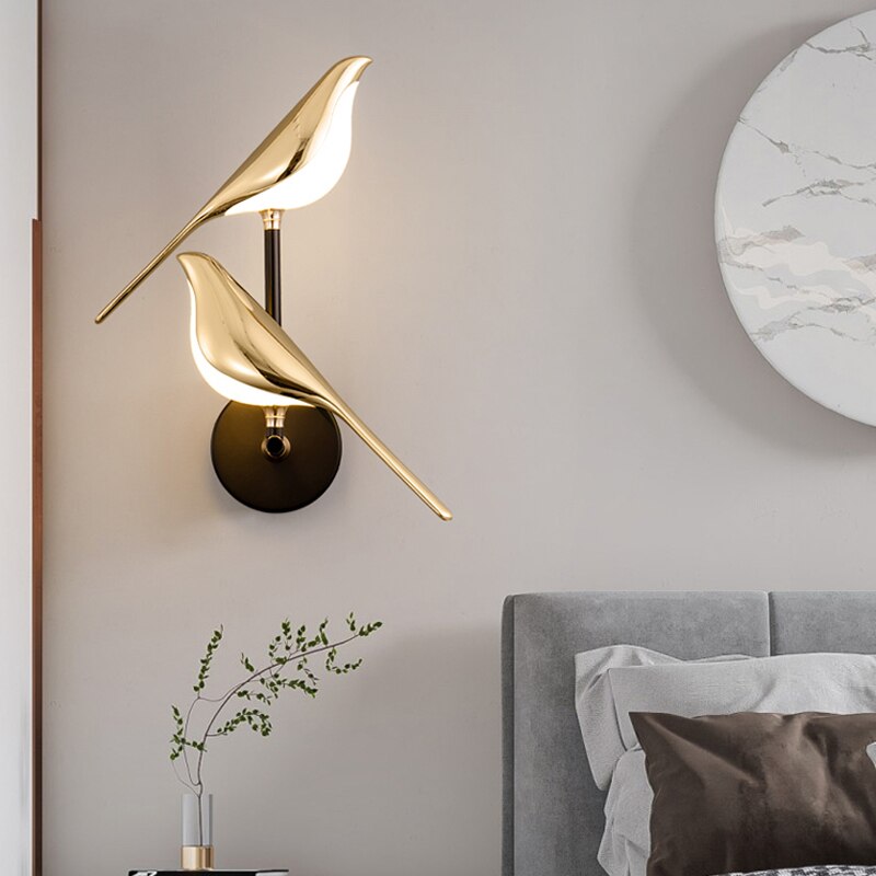 Fugleformet moderne vegglampe i elegant gullfinish med LED-belysning, skaper luksuriøs atmosfære i interiøret.