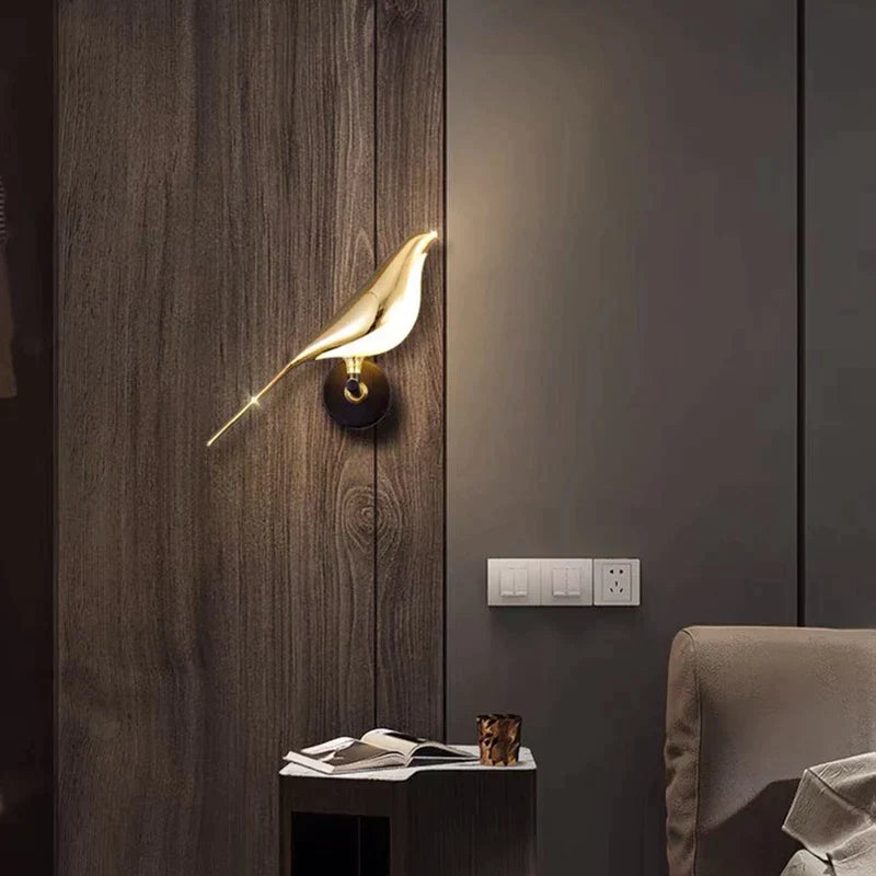 Fugleformet moderne vegglampe i elegant gullfinish med LED-belysning, skaper luksuriøs atmosfære i interiøret.