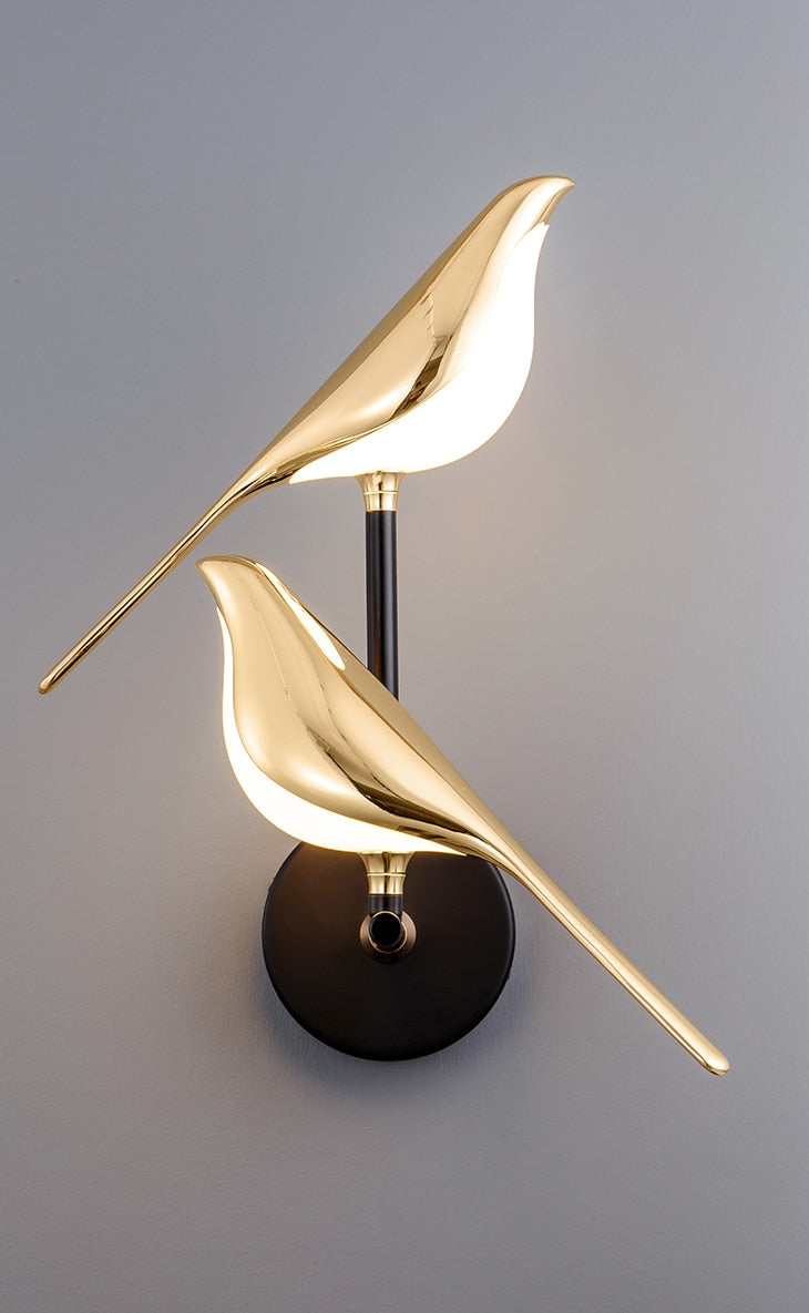 Fugleformet moderne vegglampe i elegant gullfinish med LED-belysning, skaper luksuriøs atmosfære i interiøret.