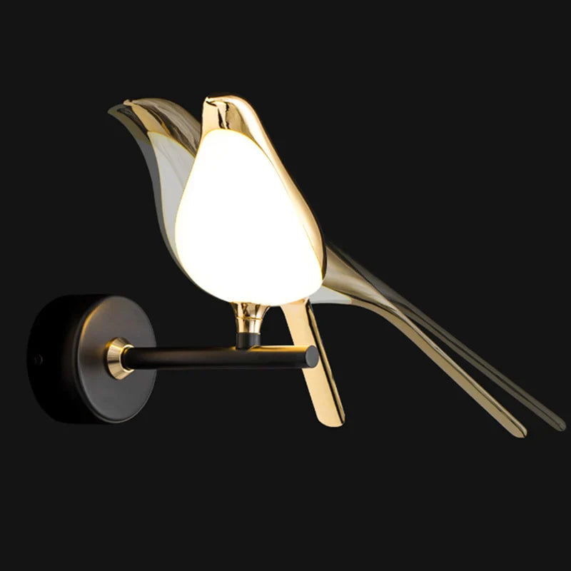 Vegglampe inspirert av natur, med detaljert fugleform. Ideell for gangen eller en moderne stue.