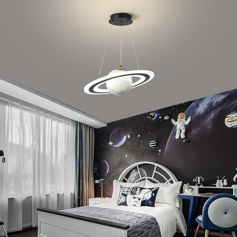 Nærbilde av moderne LED pendellampe, gul og blå, med futuristisk planetdesign, dimbar funksjon.