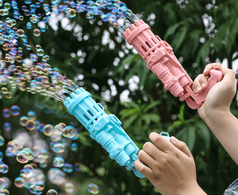 Gatling bobleleke for barn i et grønt uterom, ideell for utendørsaktiviteter