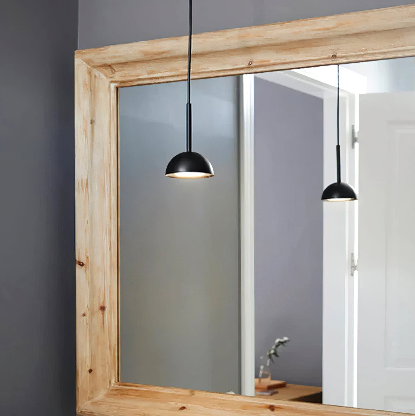 "Geometrisk Cupolina pendellampe i metall med LED, elegant oransje og svart, ideell for moderne interiører."
