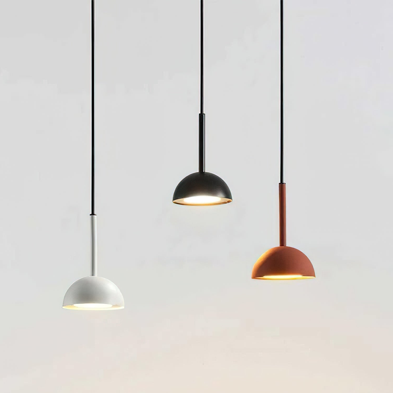"Geometrisk Cupolina pendellampe i metall med LED, elegant oransje og svart, ideell for moderne interiører."