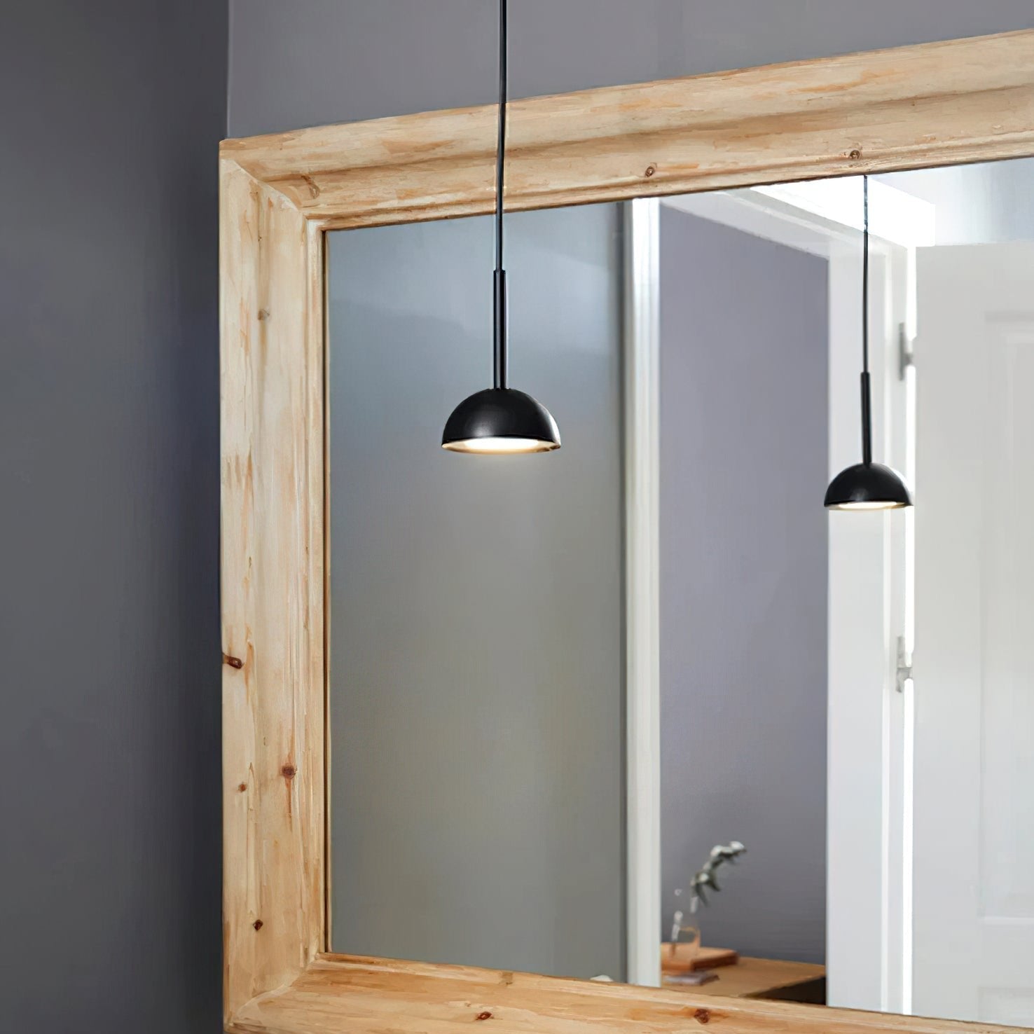 "Geometrisk Cupolina pendellampe i metall med LED, elegant oransje og svart, ideell for moderne interiører."