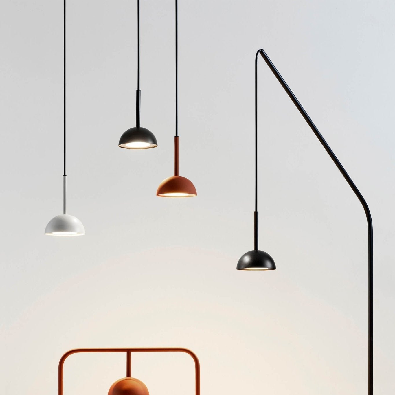 "Geometrisk Cupolina pendellampe i metall med LED, elegant oransje og svart, ideell for moderne interiører."