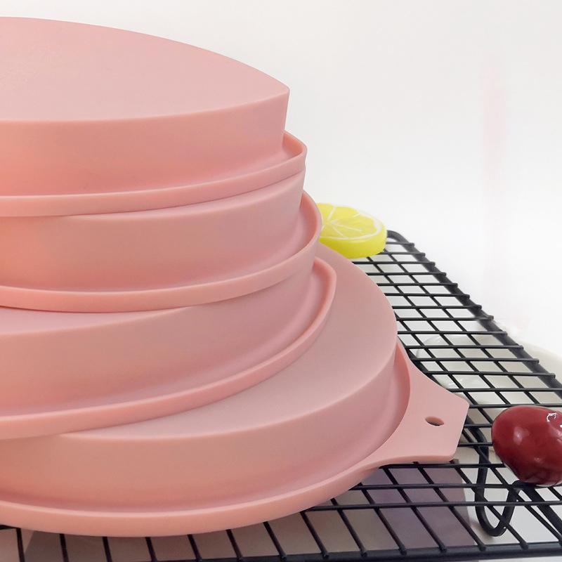 Gjenbrukbar lagdelt kakeform i rosa silikon, perfekt for å lage regnbuekaker, gir jevne lag uten oppskjæring.