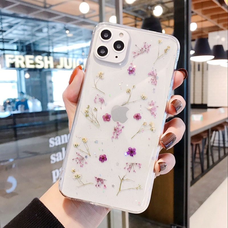 Naturlig blomsterdekor på gjennomsiktig iPhone-deksel, et trendy tilbehør med beskyttelse.