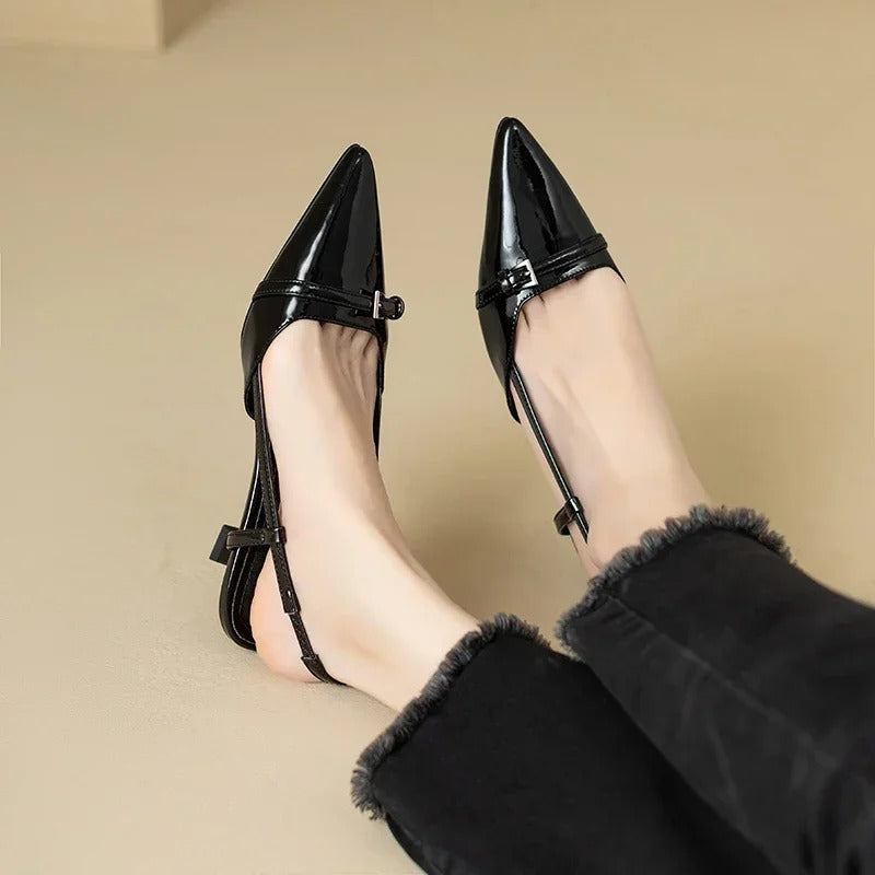 Sommerens mote: Glansfulle damesandaler med elegant mellomhøy hæl og slingback-lukking.