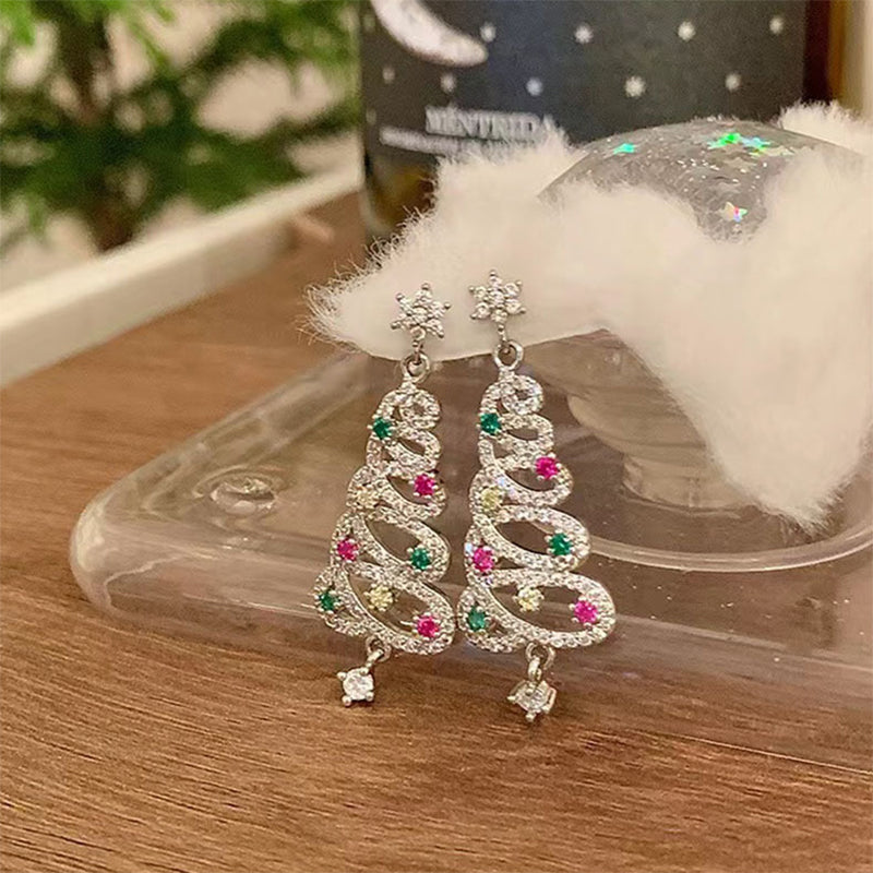 "Glitrende juletreøreringer i gull og sølv, detaljerte og festlige, perfekte som tilbehør til julegarderoben."
