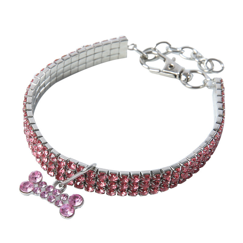 Skinnende bling kattehalsbånd med luksuriøse rhinestones. Komfortabelt og stilfullt tilbehør for små katter.