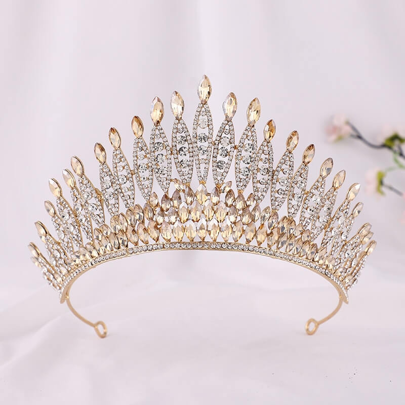 Festtiara i krystall og rhinestone, en vakker krone for spesielle anledninger